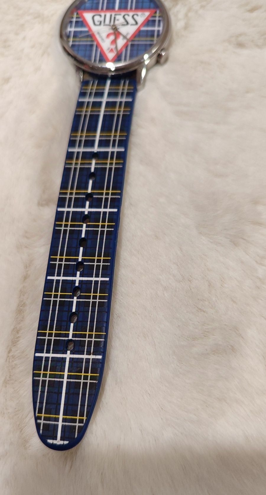 Унисекс часовник със силиконова каишка GUESS