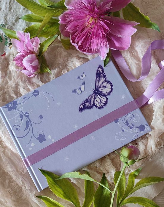 Сватбена книга за пожелания в лилаво на пеперуди - 49 лв.