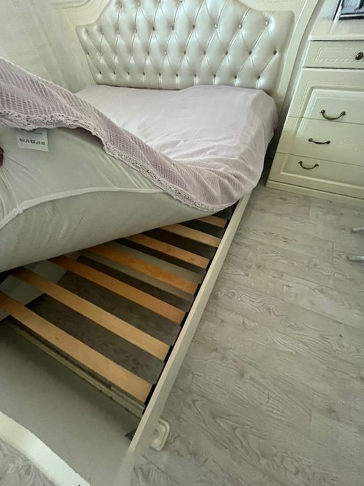 кровать двухспальная с матрасом