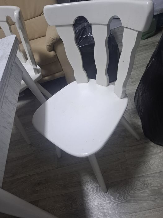 Masa extensibila bucatarie cu 4 scaune din lemn masiv