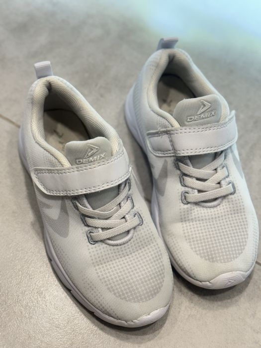 Кроссовки demix в отличном состоянии, цвет белый.