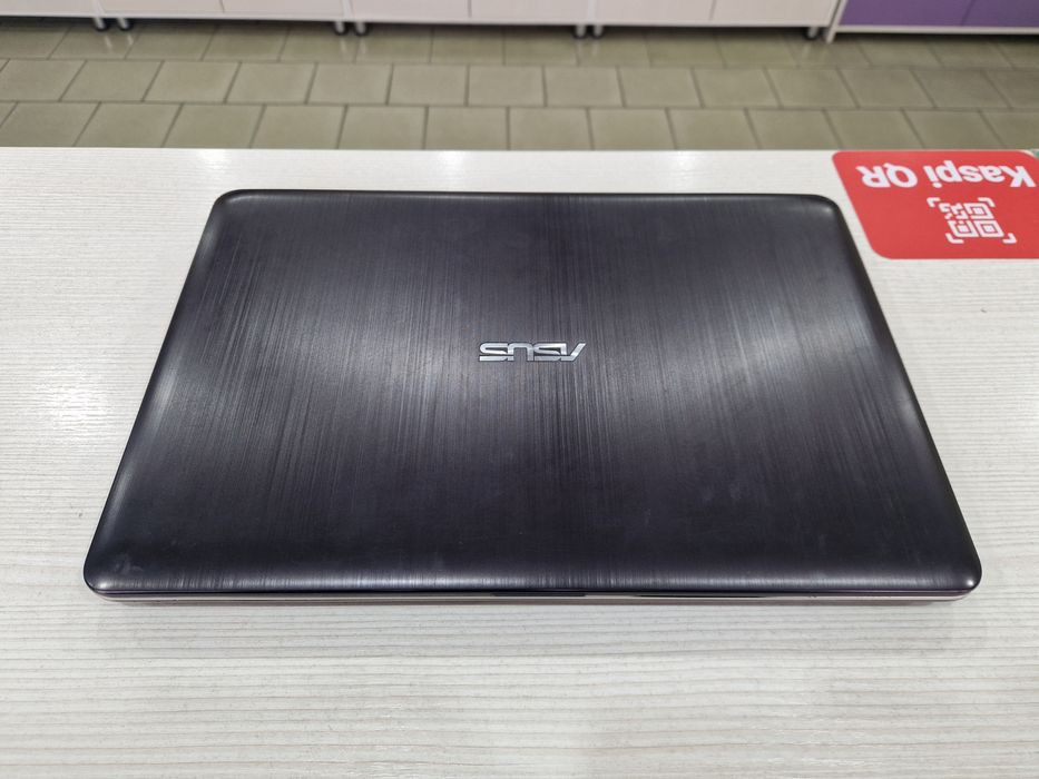 Asus (Core i3-6006u, 512 Gb SSD, 8 Gb DDR3)