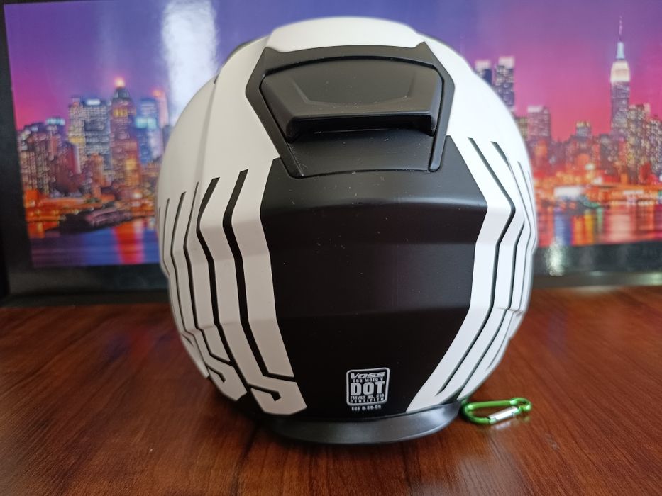 Мото шлем от итальянского бренда UOSS