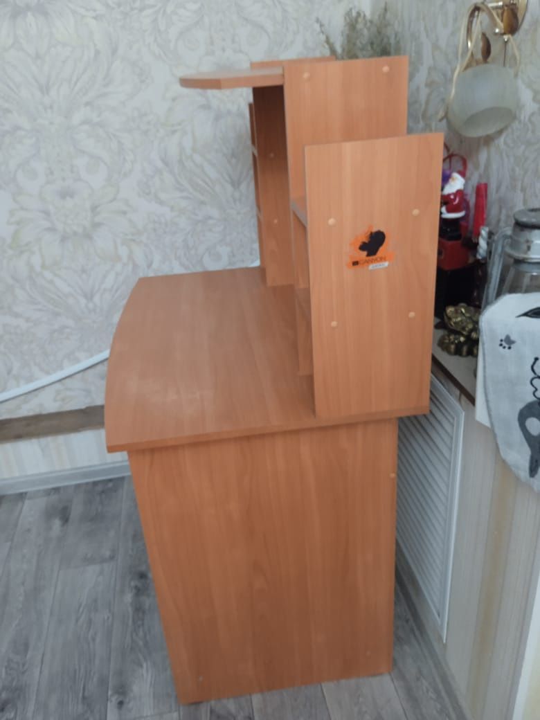 Продам компьютерый стол.