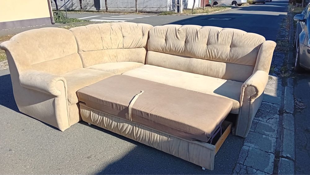 Coltar extensibil cu loc pentru haine