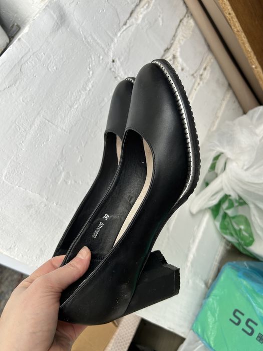 Туфли сатылады, рр 39 такасы кішкентай, багасы 5000 тг