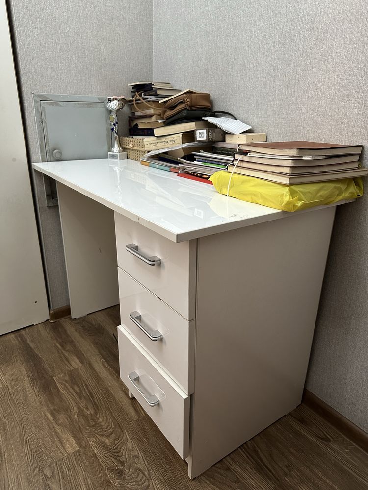 Продаем стол со стульями, шкаф, письменный стол, и диван.