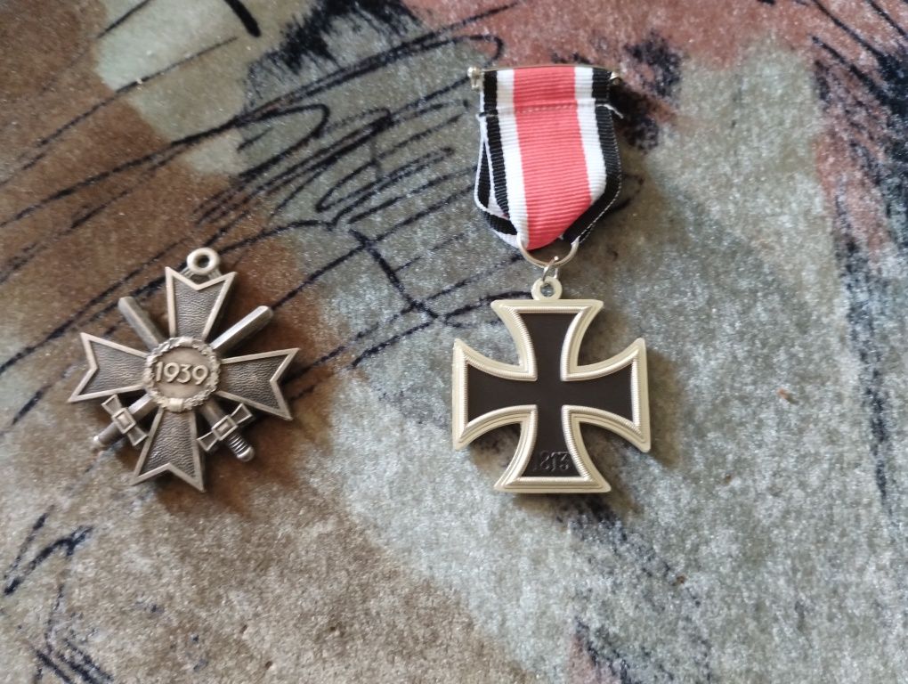 Medalii germane WW2 Crucea de Fier si Crucea de Merit cu spade