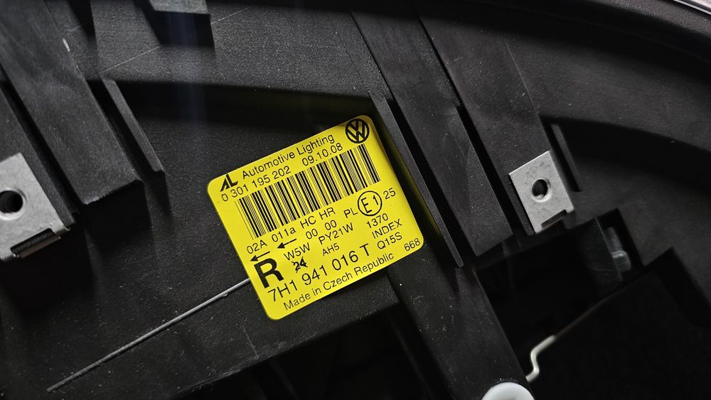 Far dreapta nou original Volkswagen Transporter T5

Cod Oe: 7H1 941 01