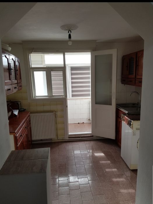 Vând apartament 3 camere + pivniță subsol