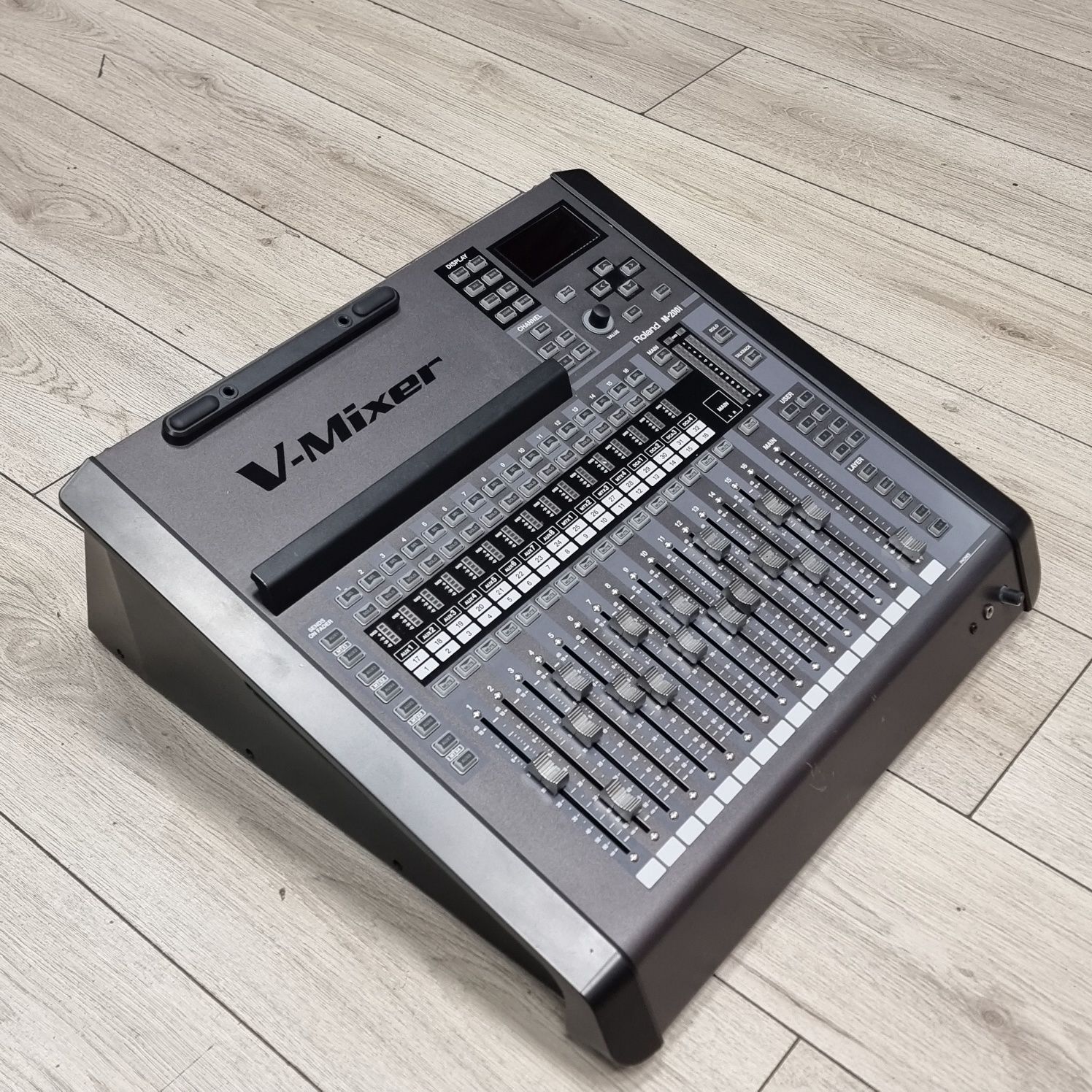 Amanet F28: Mixer audio Roland M-200i