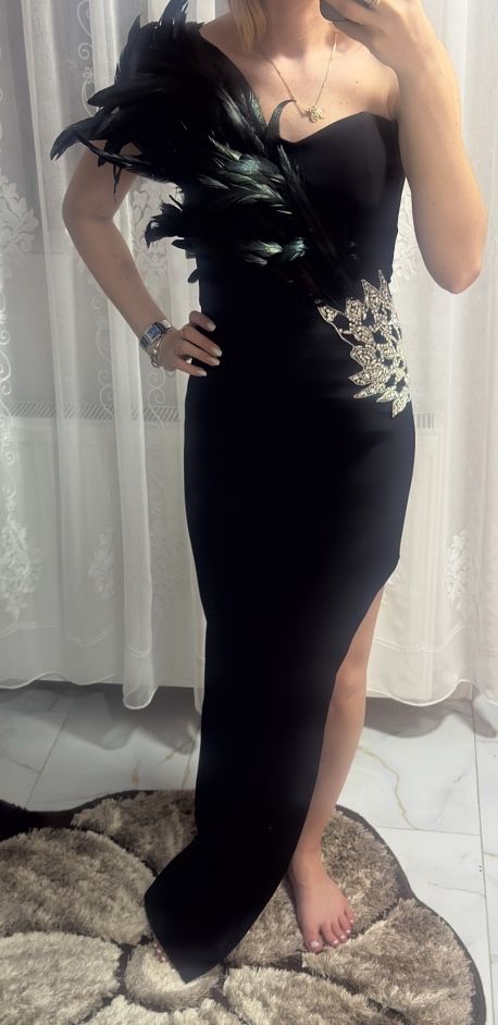 Rochie neagra eleganta cu pene
