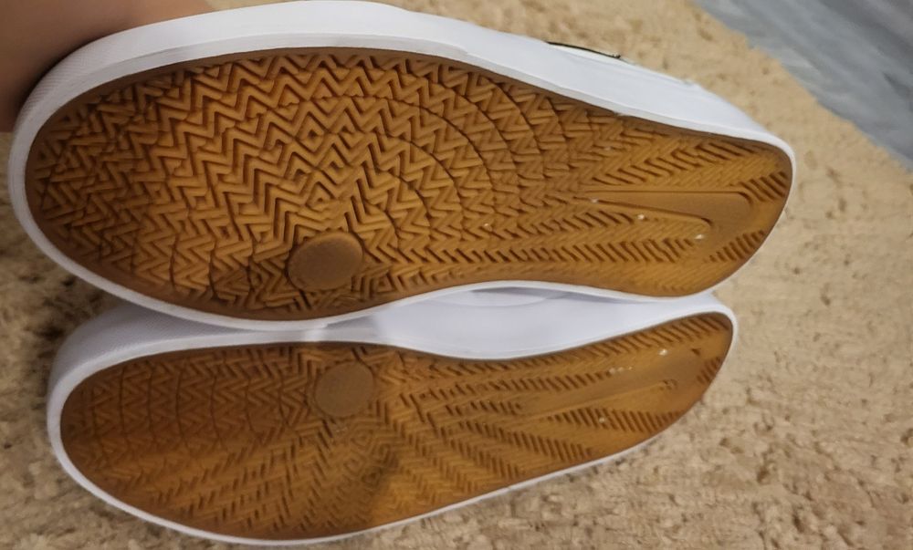 Adidasi de tip skate