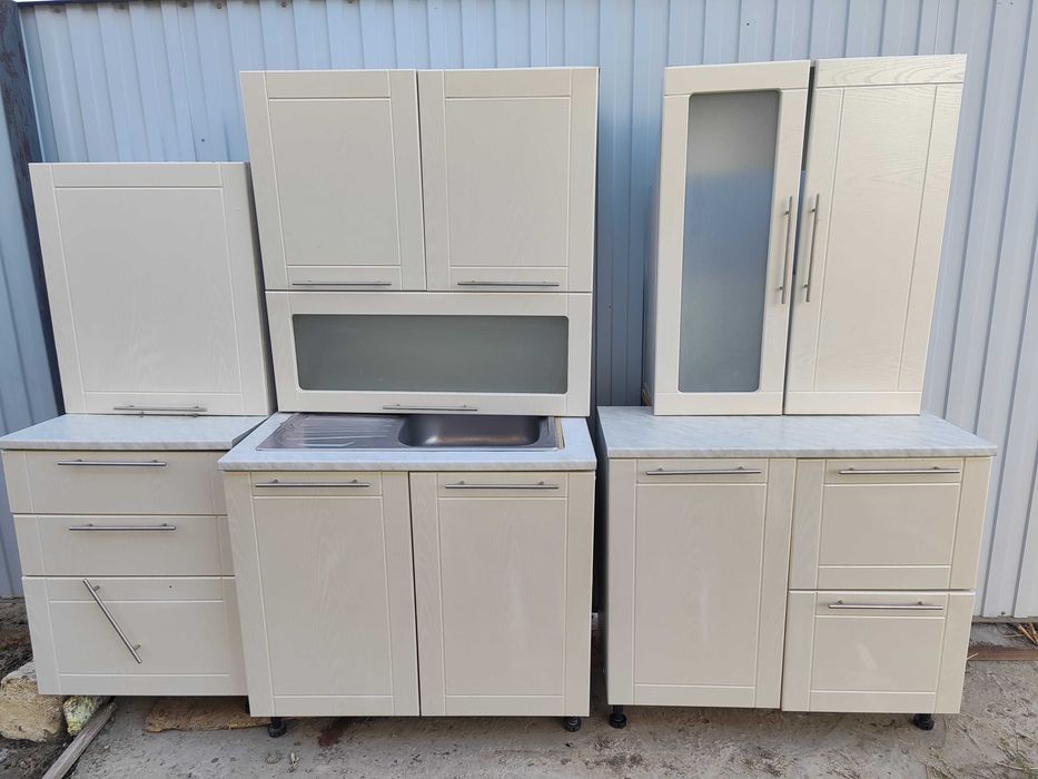 Кухонный шкаф бежевого цвета