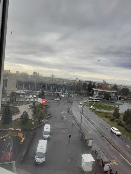 De închiriat  apartament 3 camere  renovat  – doar pe termen lung