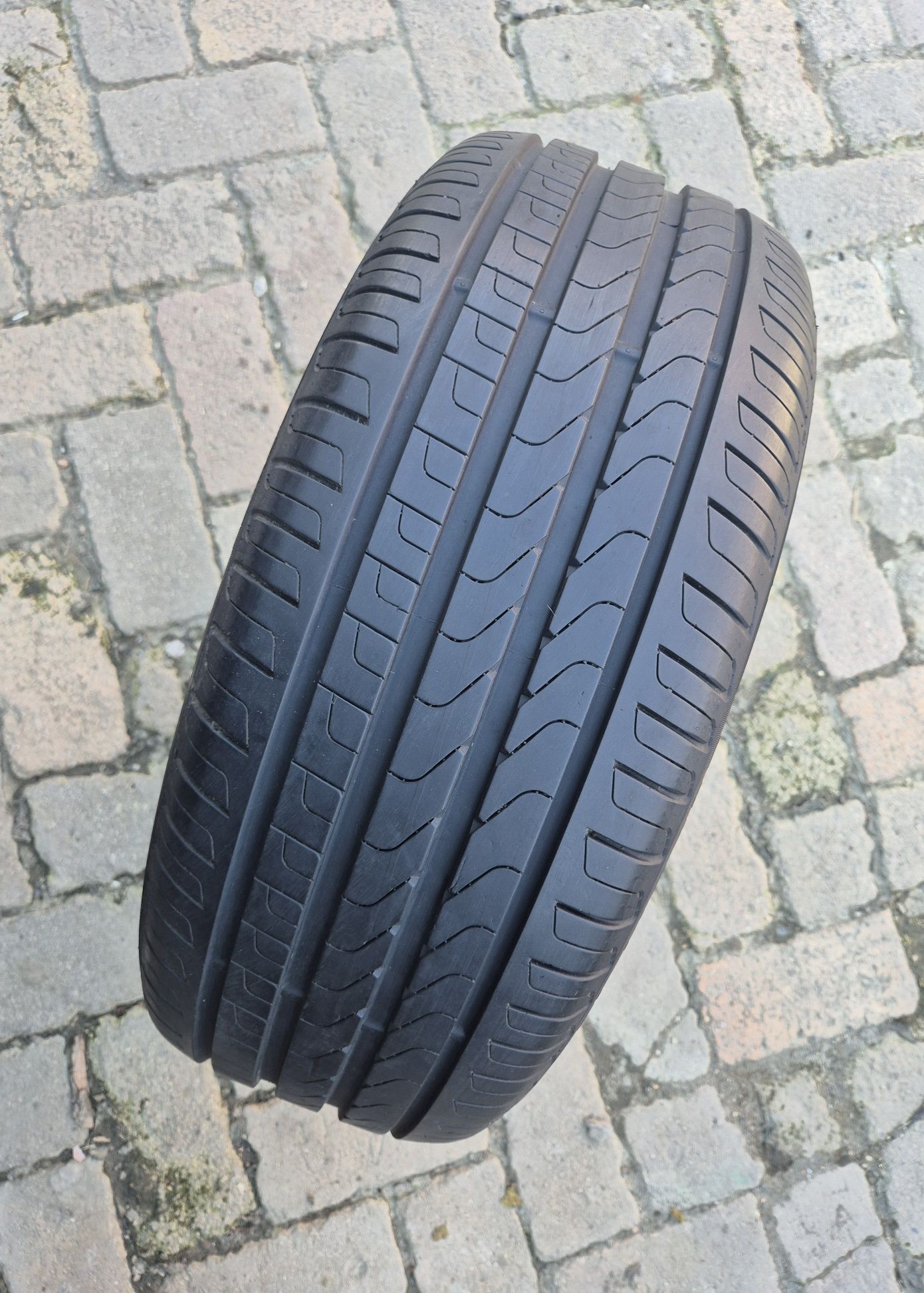 O bucată 245/45 R18 vară - una Pirelli