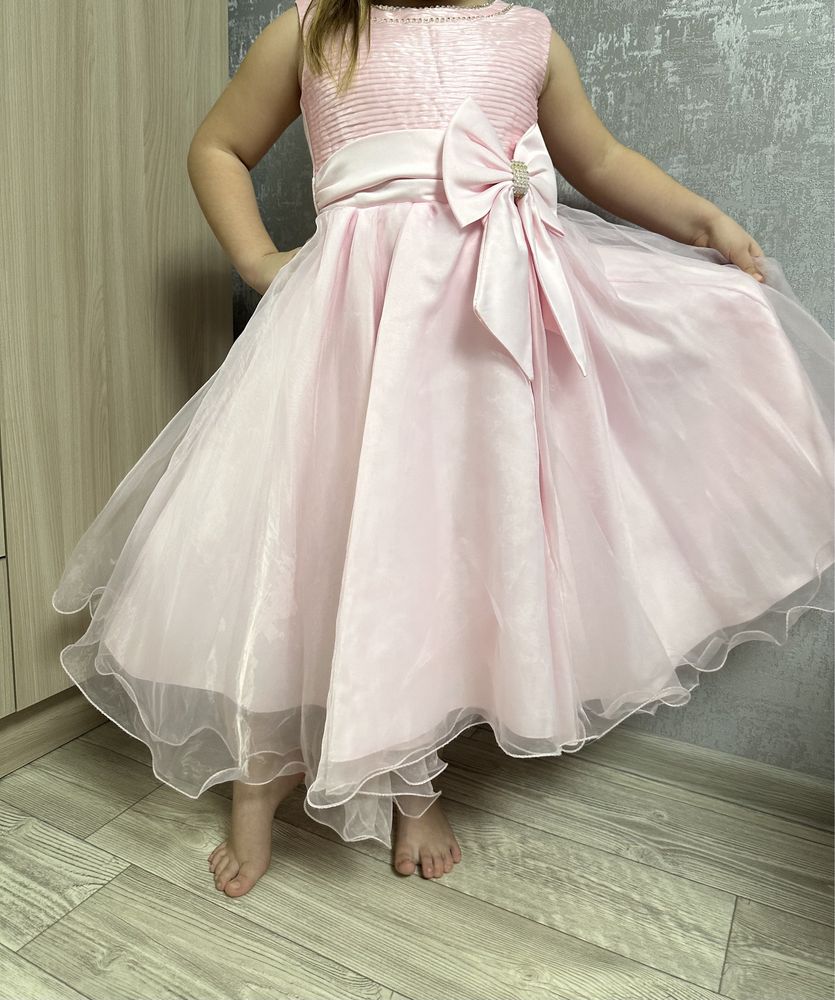 Продам очень красивые детские платья 4-5лет