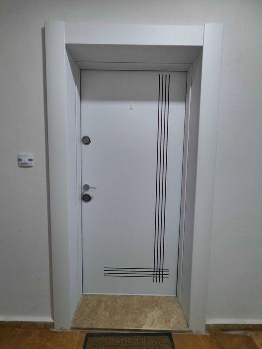 Блиндирана входна врата
