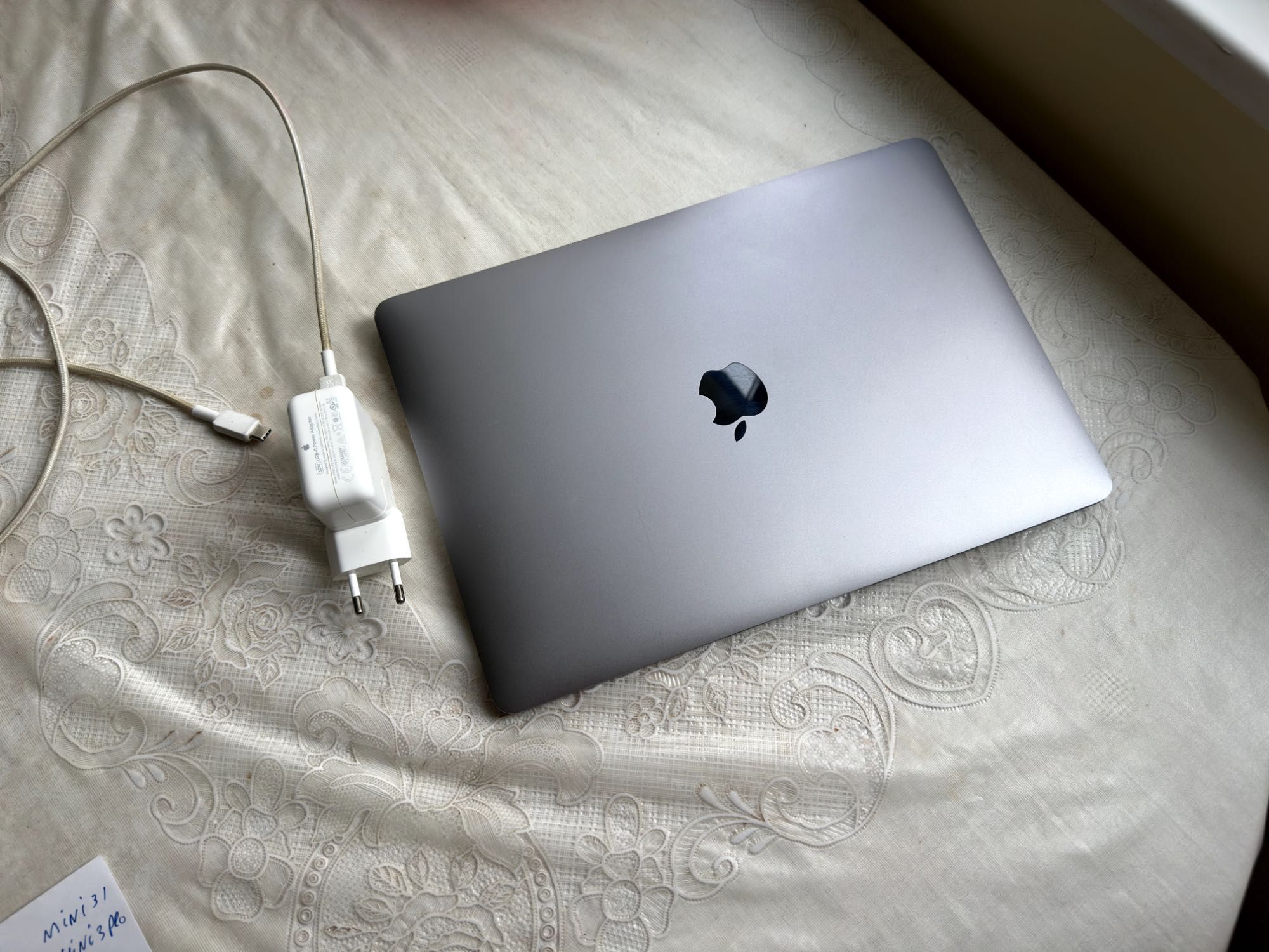 MacBook Air M1 в отлично състояние, батерия 86%