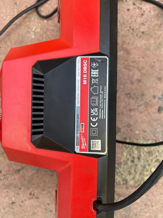 Încărcător superrapid Milwaukee M18 DBSC 2024