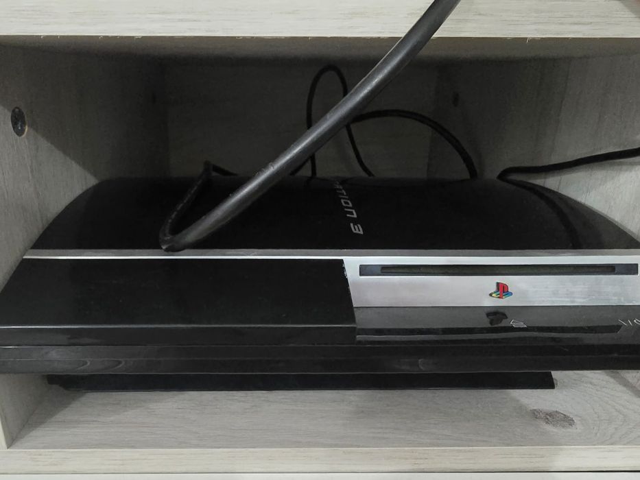 Vând PlayStation 3