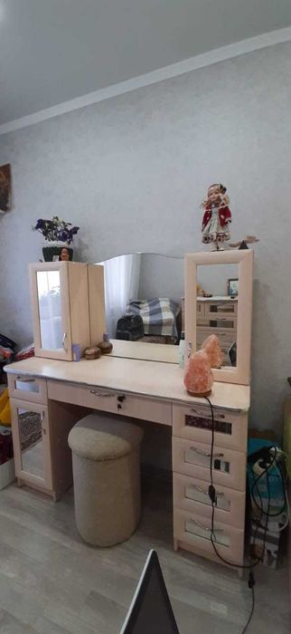 Туалетный столик с пуфом, кровать двухспальная