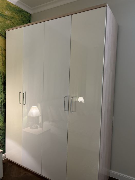 Срочно. Продается 4-дверный шкаф в отличном состоянии