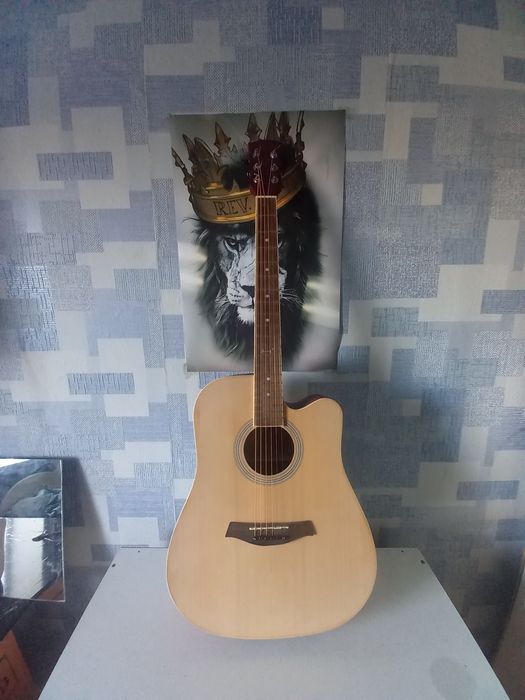 Гитара почти новая