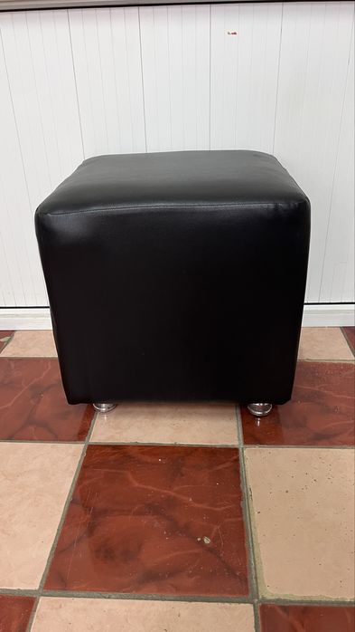 Продам два пуфа кожанные, в хорошем состоянии.