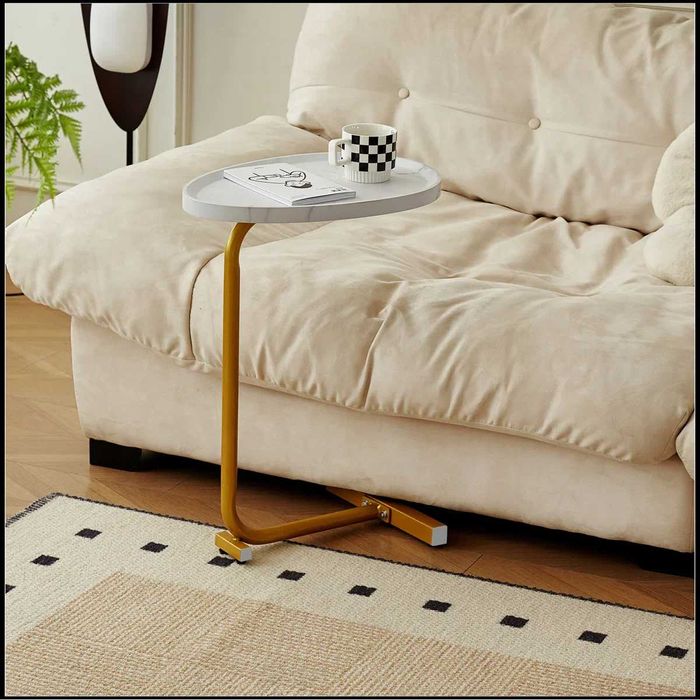 Masuta de cafea design nordic, cu blat alb si cadru metalic auriu