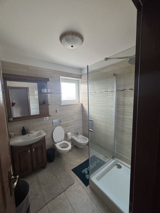 Inchiriez apartament in regim hotelier