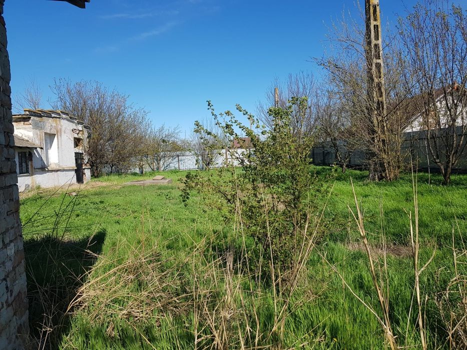 Vând sau se închiriază hala , casa și teren