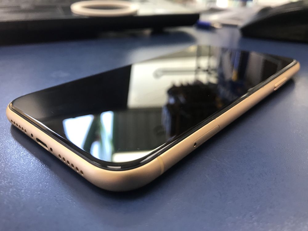 Продавам IPhone XR 64gd.