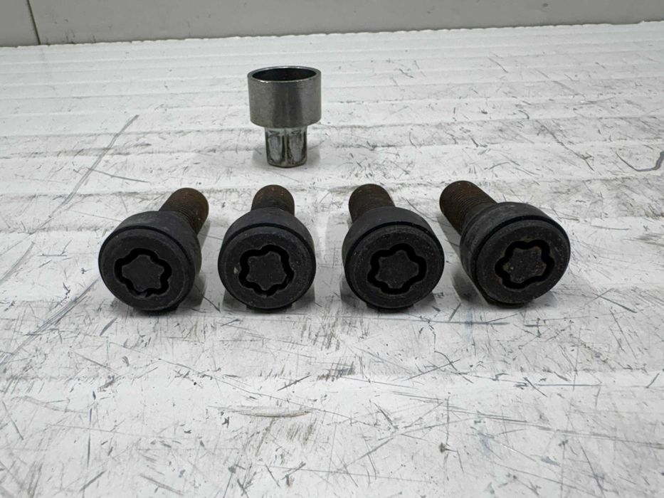 Комплект секретни болтове с камък БМВ Ф Г У серия BMW F G U серия