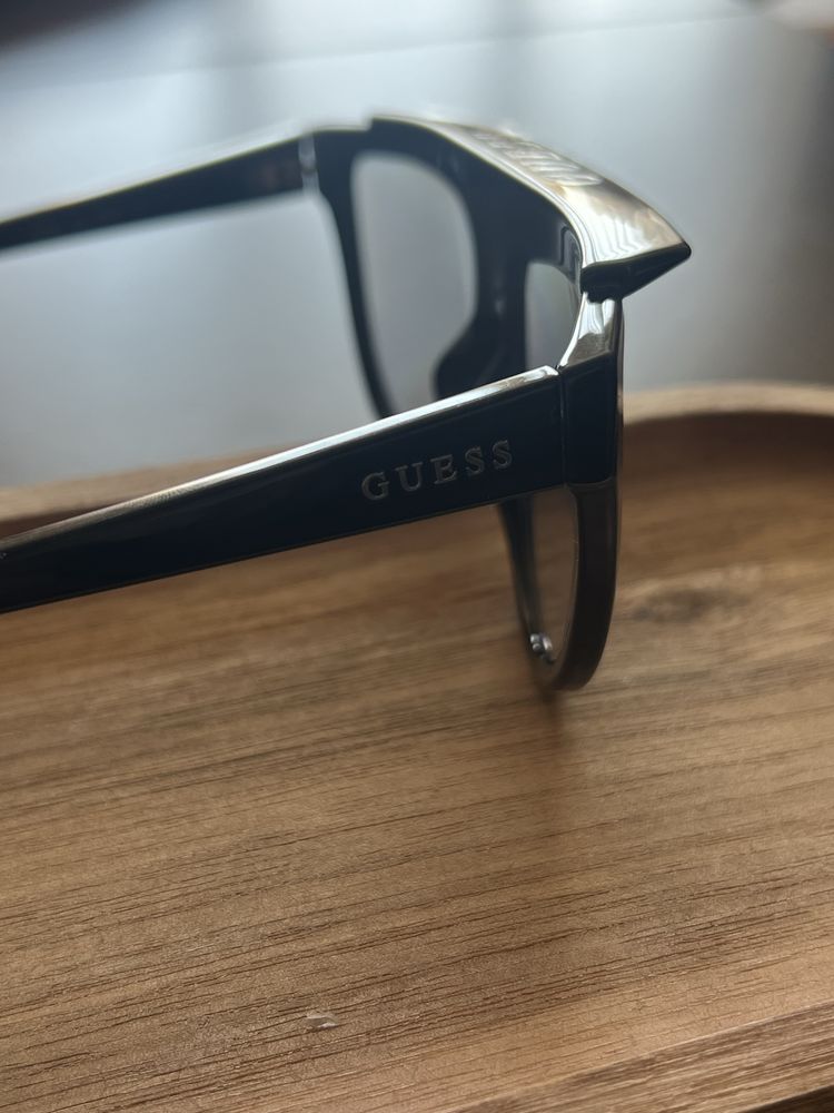 разпродажба очила Guess