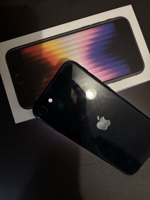 Iphone SE 2023 използван малко в добро състояние с 3 case в цената!