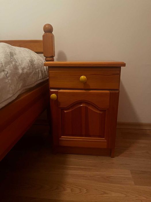 спалня от чам:дв. легло с еднолицев матрак,2 нощ. шкафчета,гардероб.