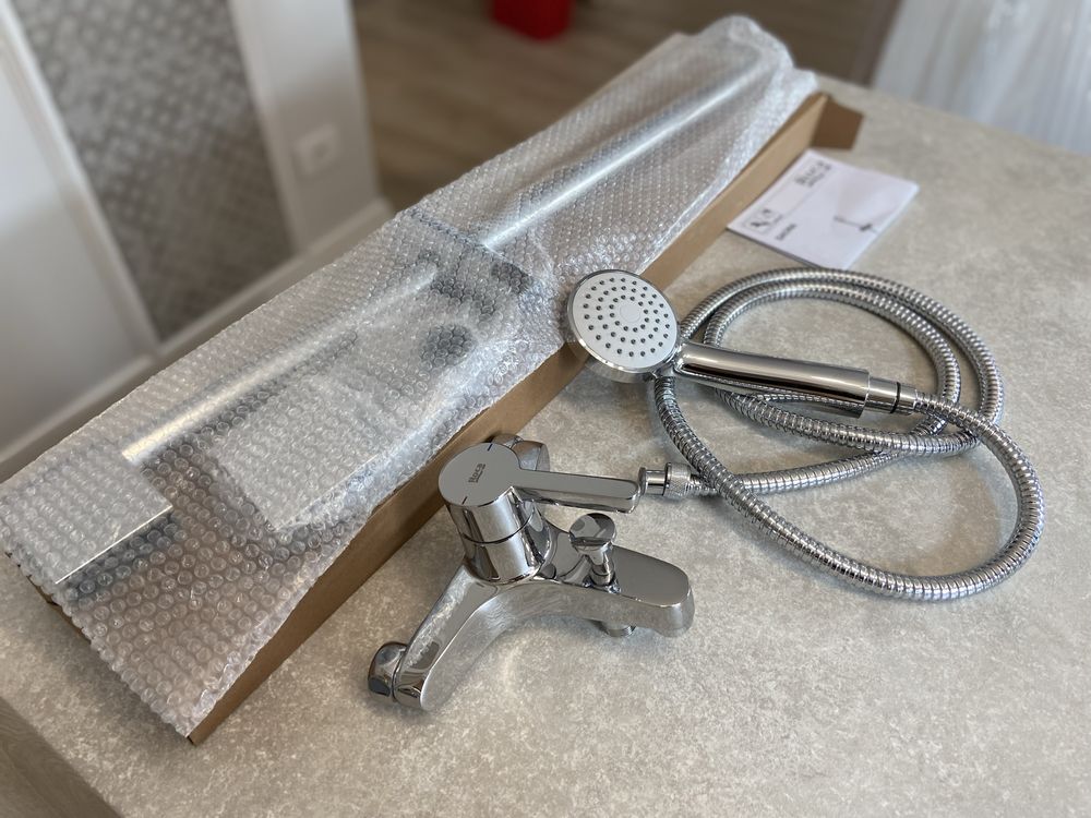 Set baterii dus Roca: baterie lavoar, baterie cada, para dus