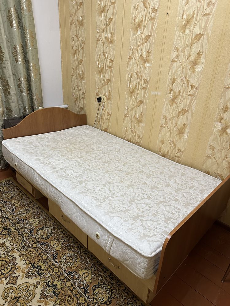Продается кровать с матрасом 1,5