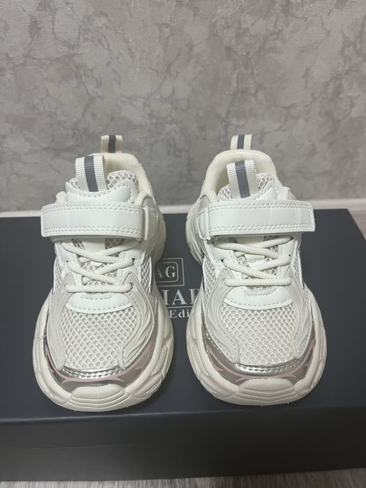 Кросовки на девочку новые 27