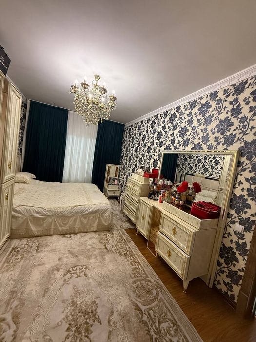 Юнусобод 14 квартал 1 этаж 2 хонали уй йол юзида сотилади