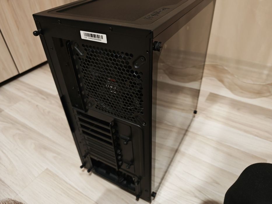 Продавам компютърна кутия Be Quite Pure Base 500 FX в гаранция