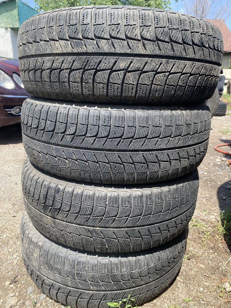 Комплект зимние шины 185/60/15 185/60R15 Michelin.