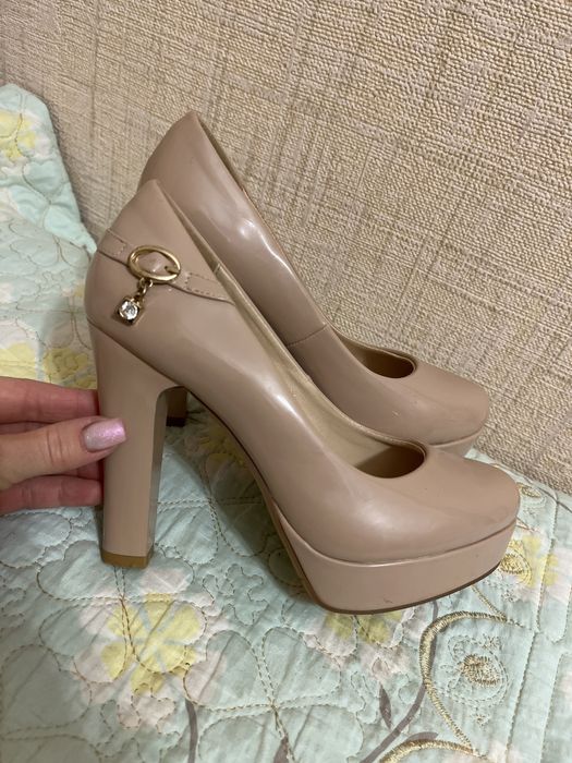 Продам туфли на каблуке