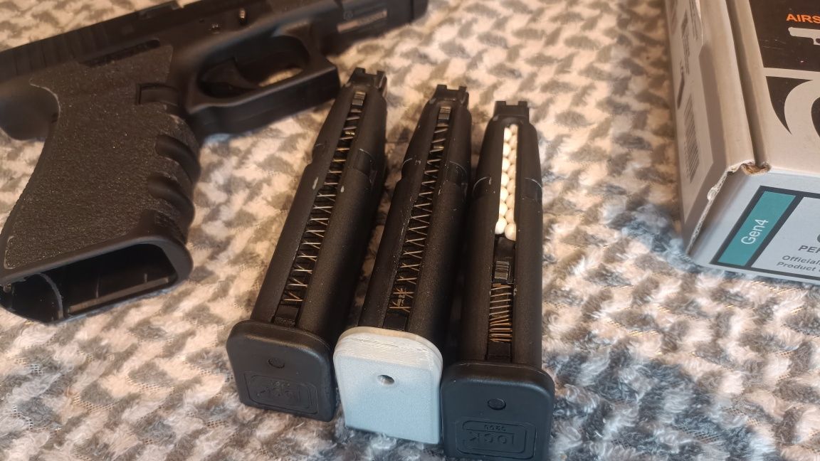 Airsoft Glock 19 4 генерация с 2 допълнителни еърсофт пълнителя