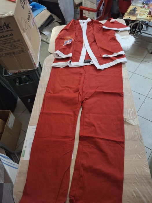 Costum Mos Crăciun adult, nou în tipla. 
Costumul conține Căciulata, B