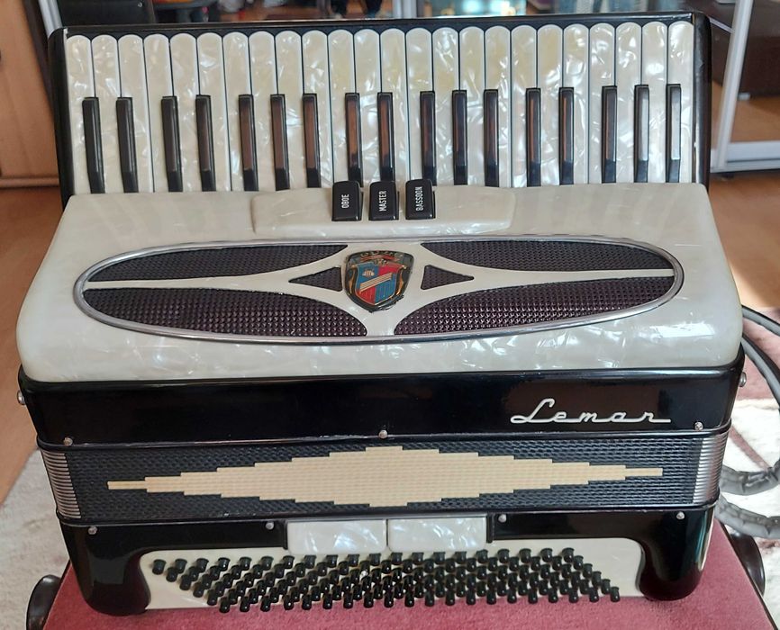 Acordeon Lemar italian , 120 basi , 3 reg. , impecabil .