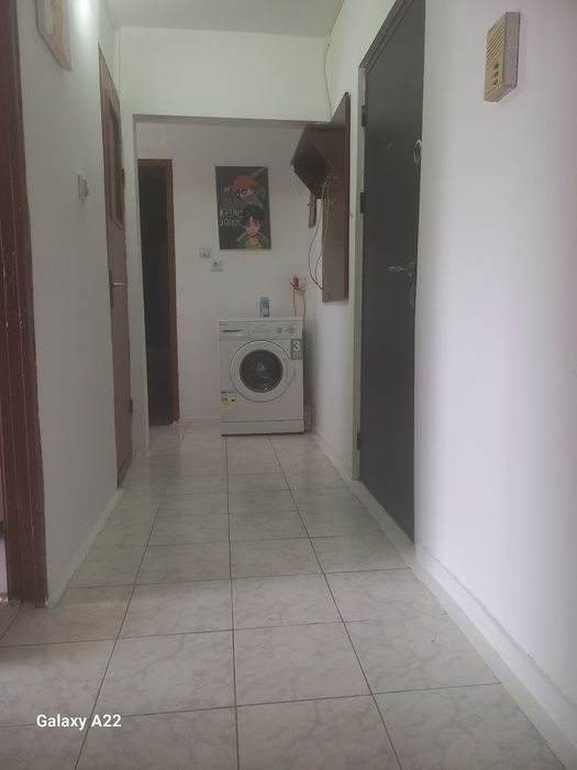 Inchiriez apartament 2 camere decomandat.