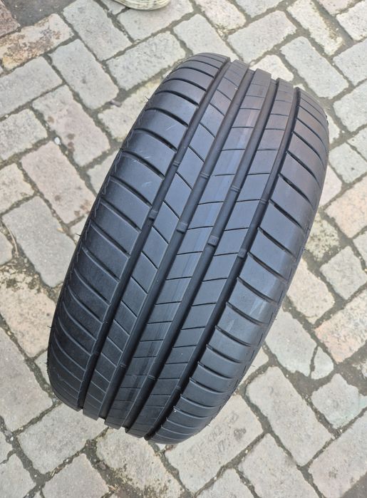 O bucată 225/50 R17 vară - una Bridgestone