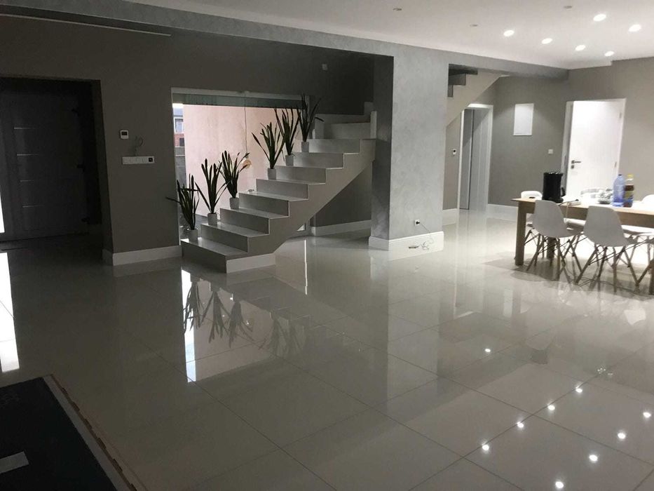 Execut-Renovari-Finisaje-Zugraveli -Tapet-Decorative-Case la Rosu